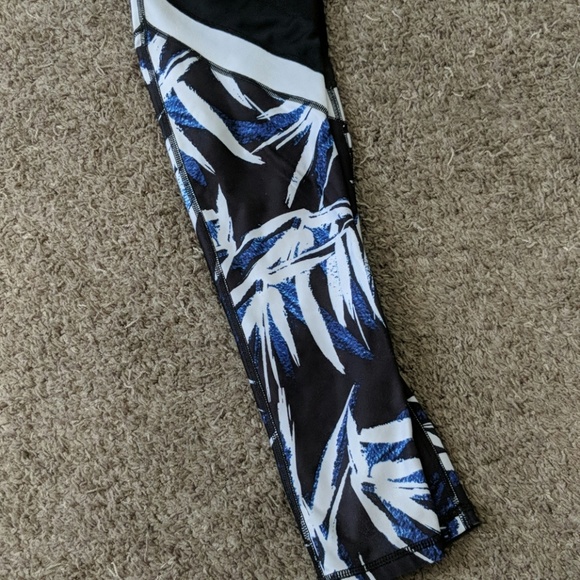 Fabletics | S Black Legging w/ Mesh Cut Outs - Picture 2 of 2